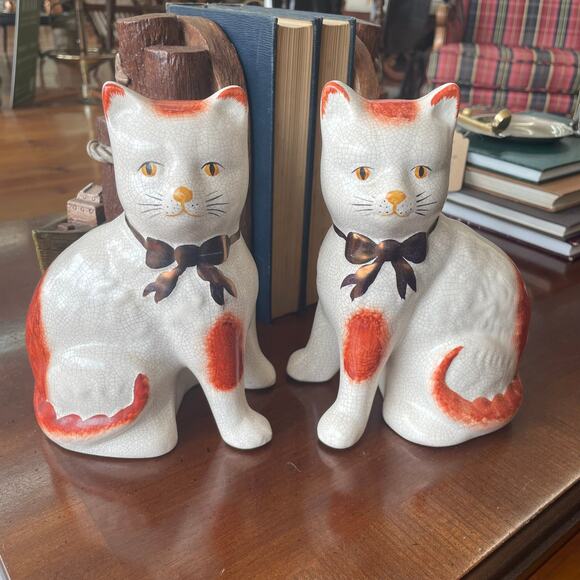 Staffordshire Cat Figurines with Bows – 1970s Collectible Pair - Picture 10 of 10